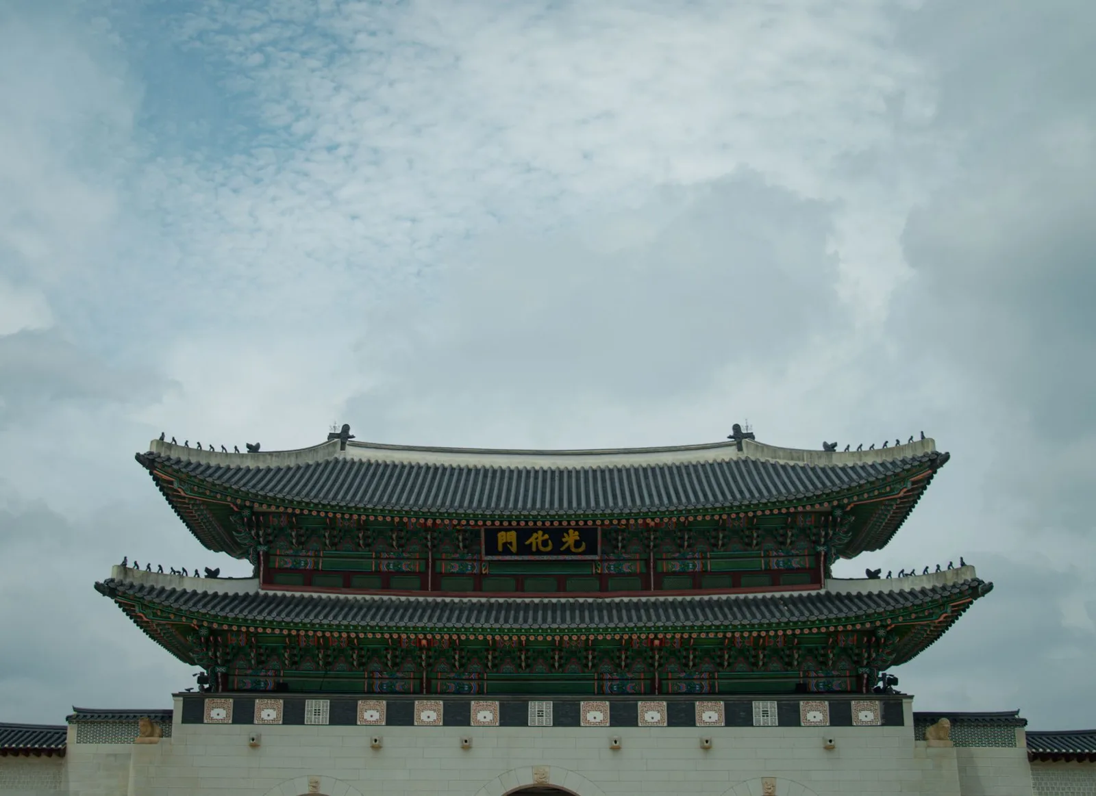 Gyeongbokgung Palace main gate with guards in Seoul