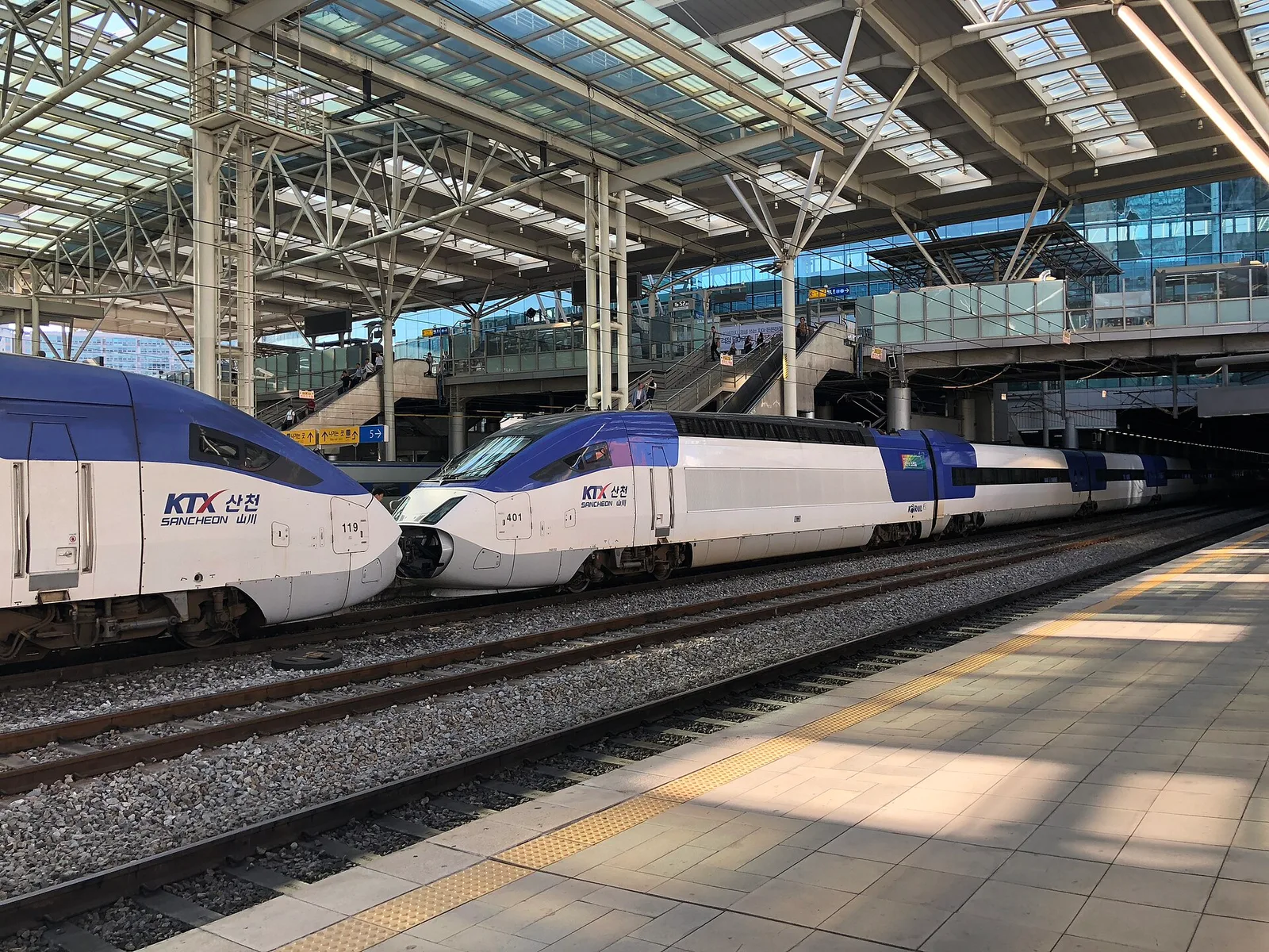 KTX-산천 (KTX-Sancheon) — the name SRT services take from 1 September 2026. Two KTX-Sancheon trainsets coupled together at a Korean station platform