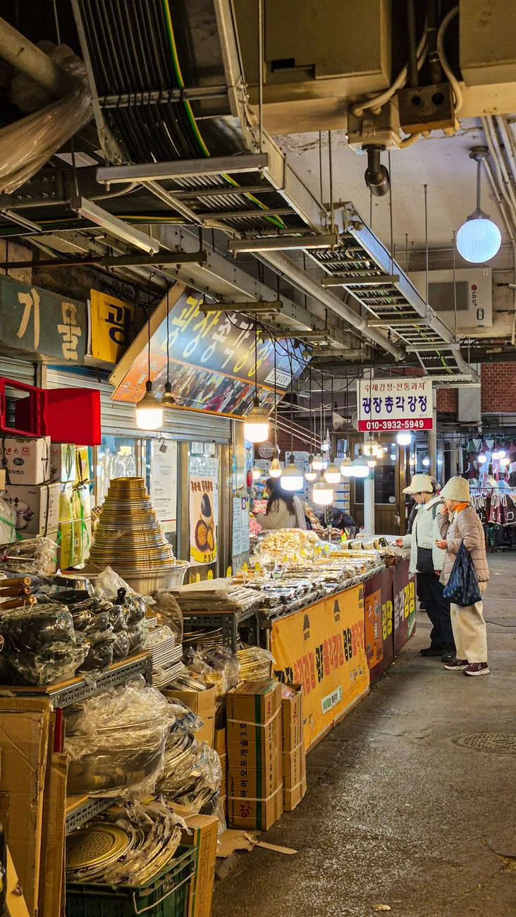 Explore the bustling night street market in Seoul with diverse Asian cuisine and vibrant local culture.